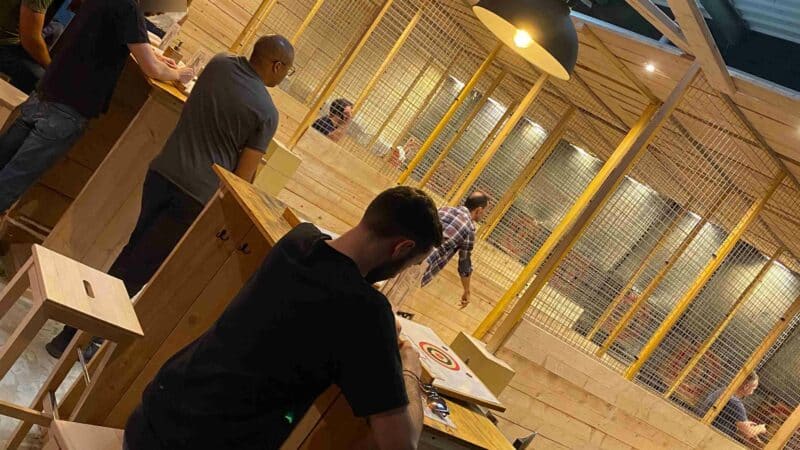 Pour un team building réussi choisissez le lancer de hache , fun et insolite, l'activité pour souder votre équipe !