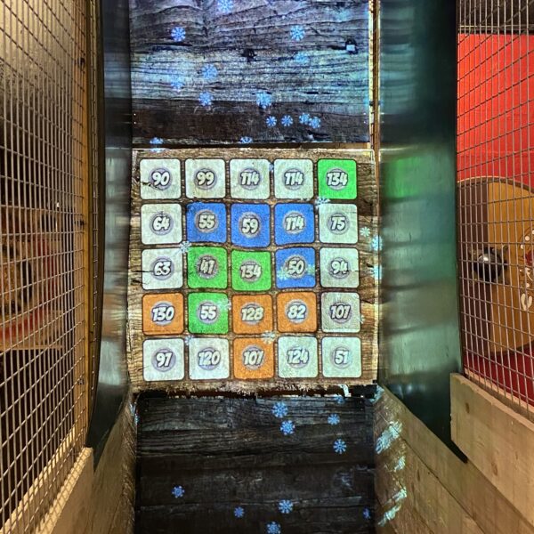 Notre jeu le plus complexe pour votre centre de lancer de hache.