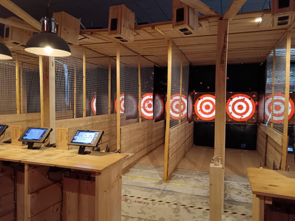 Le shuriken au Lumberjack Metz, pour se défouler, petit et grand testez ce loisir insolite.