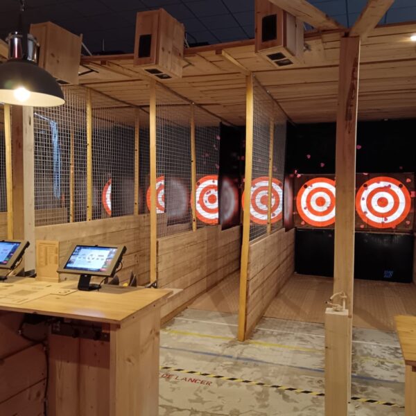 Le shuriken au Lumberjack Metz, pour se défouler, petit et grand testez ce loisir insolite.