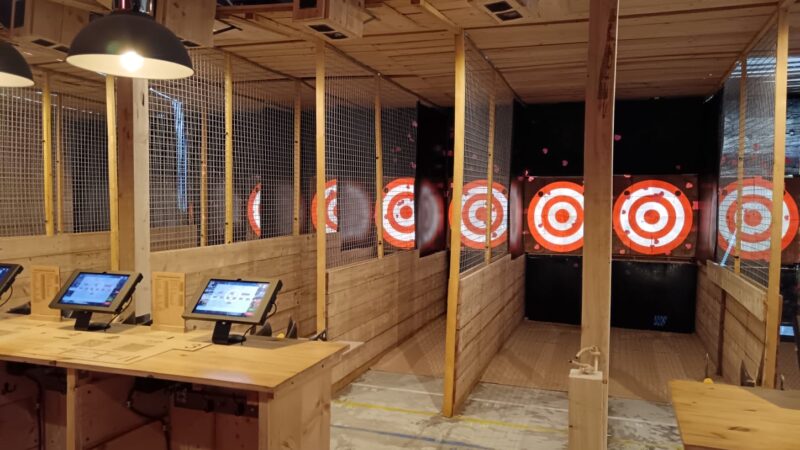 Le shuriken au Lumberjack Metz, pour se défouler, petit et grand testez ce loisir insolite.