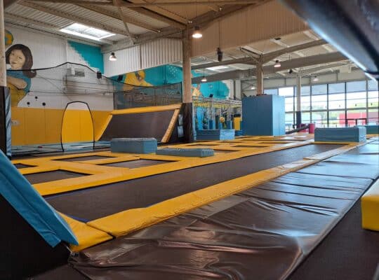 L'un des plus grand trampoline de Metz, vous proposant des activités insolites, jump basket, ninja warrior...